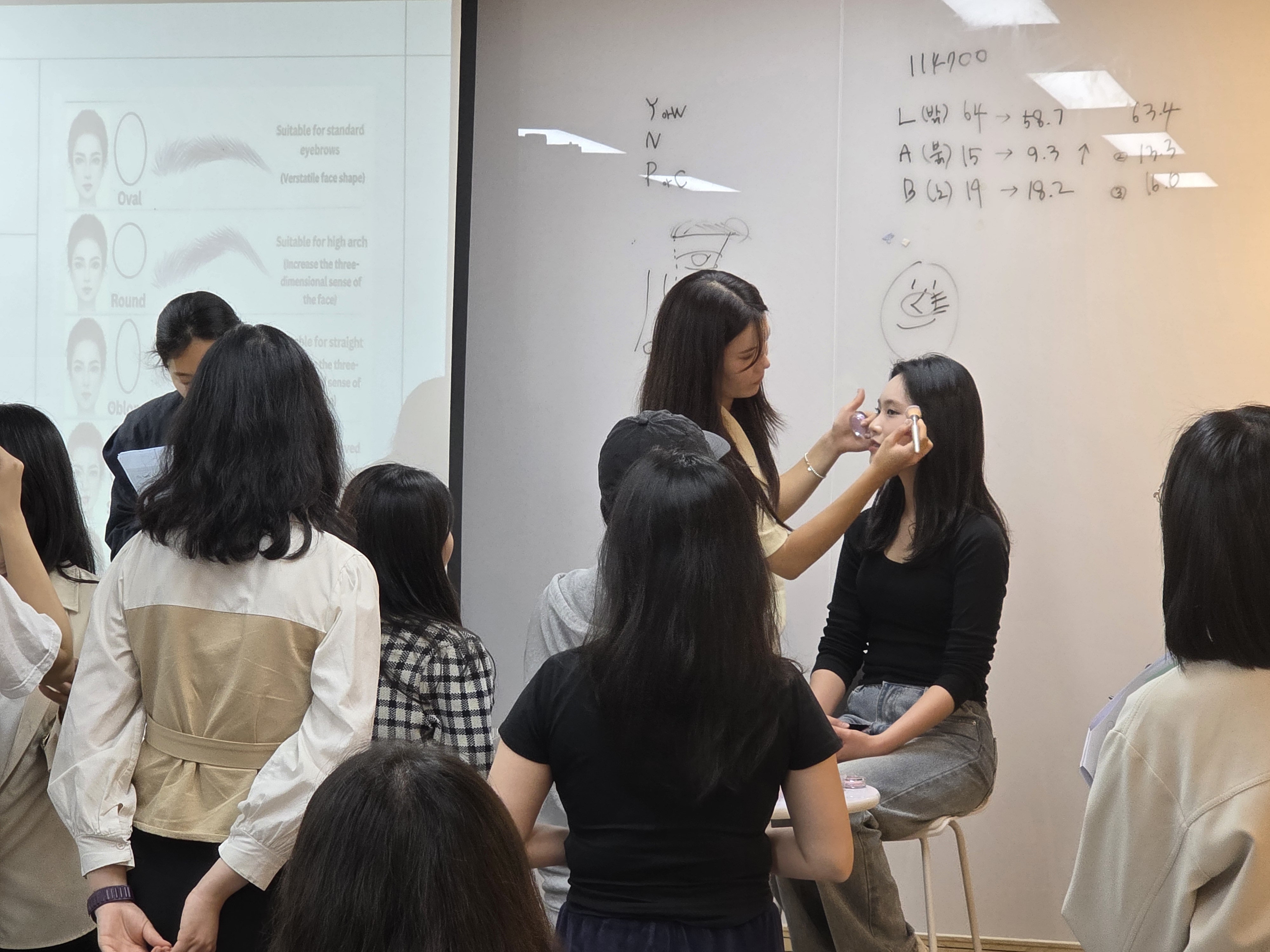 연수구는 지난 16일 구청 별관 2층 연수청년자리에서 취업 준비 청년들의 면접 대비 역량 강화를 위한 청년아카데미 취UP! 메이크업 특강을 진행했다